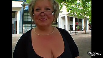 Milf Carole Mays Store Pupper Og Pupper Vises For Fullt I Denne Videoen